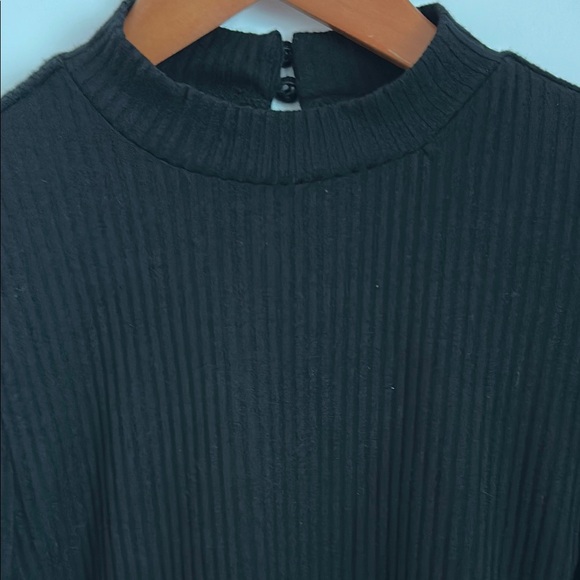 Clearance 🎈 Forever 21 Black Puff Sleeve Ribbed Blouse - Picture 2 of 7